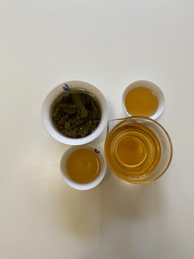 brewing chinese dark tea in a gaiwan producing dark amber tea liquor
