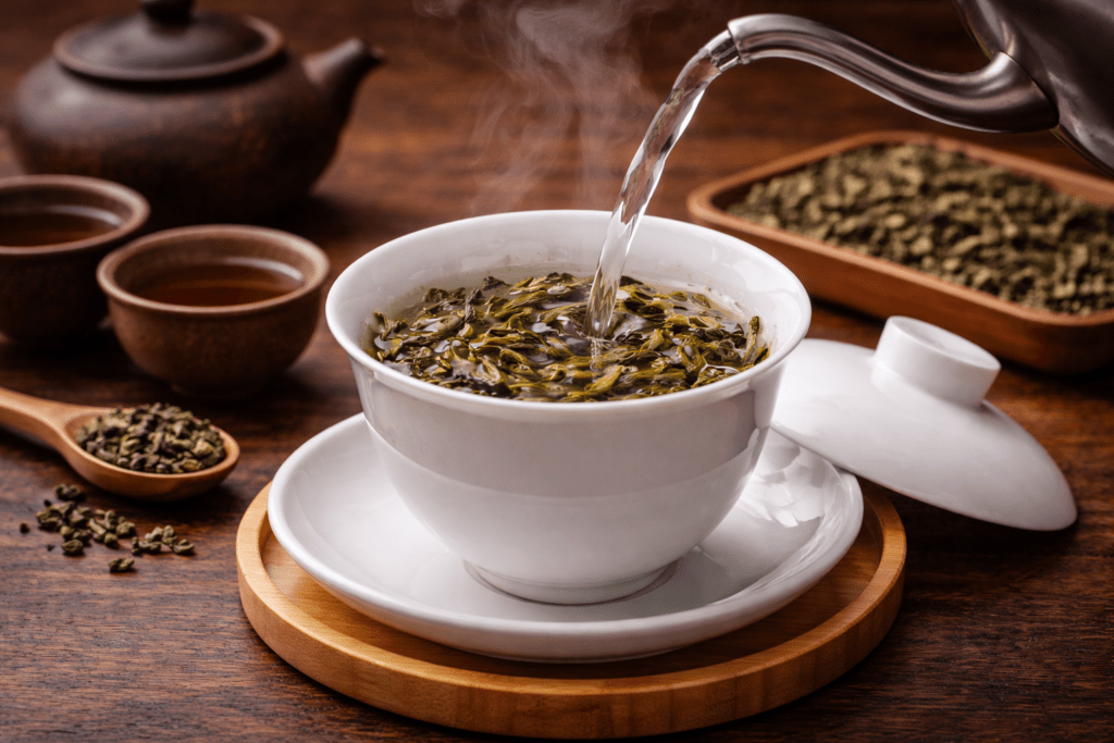 gongfu brewing oolong tea in gaiwan
